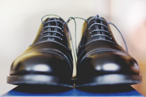 Schoenen 2020: Schoenen poetsen Als je laarzen maar glimmen en glanzen in 2020 | Laarzen